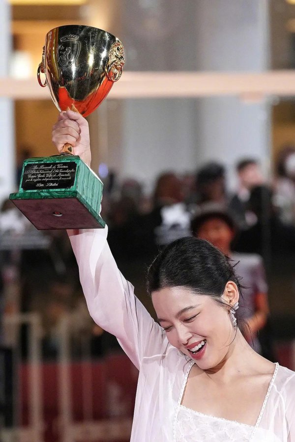 天织股票配资 辛芷蕾获威尼斯影后大奖，其家乡鹤岗再受关注，情绪价值拉满
