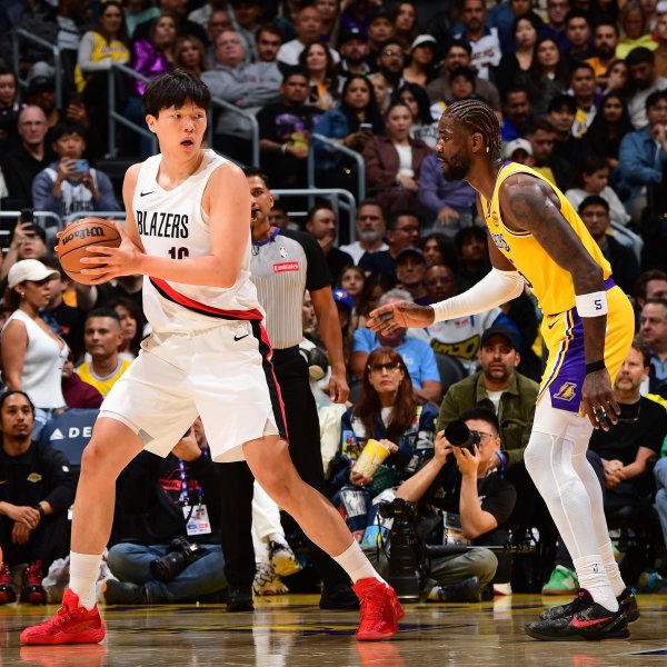 安信 开拓者记者：球队中锋都要做好防守，杨瀚森进攻可以大胆投篮